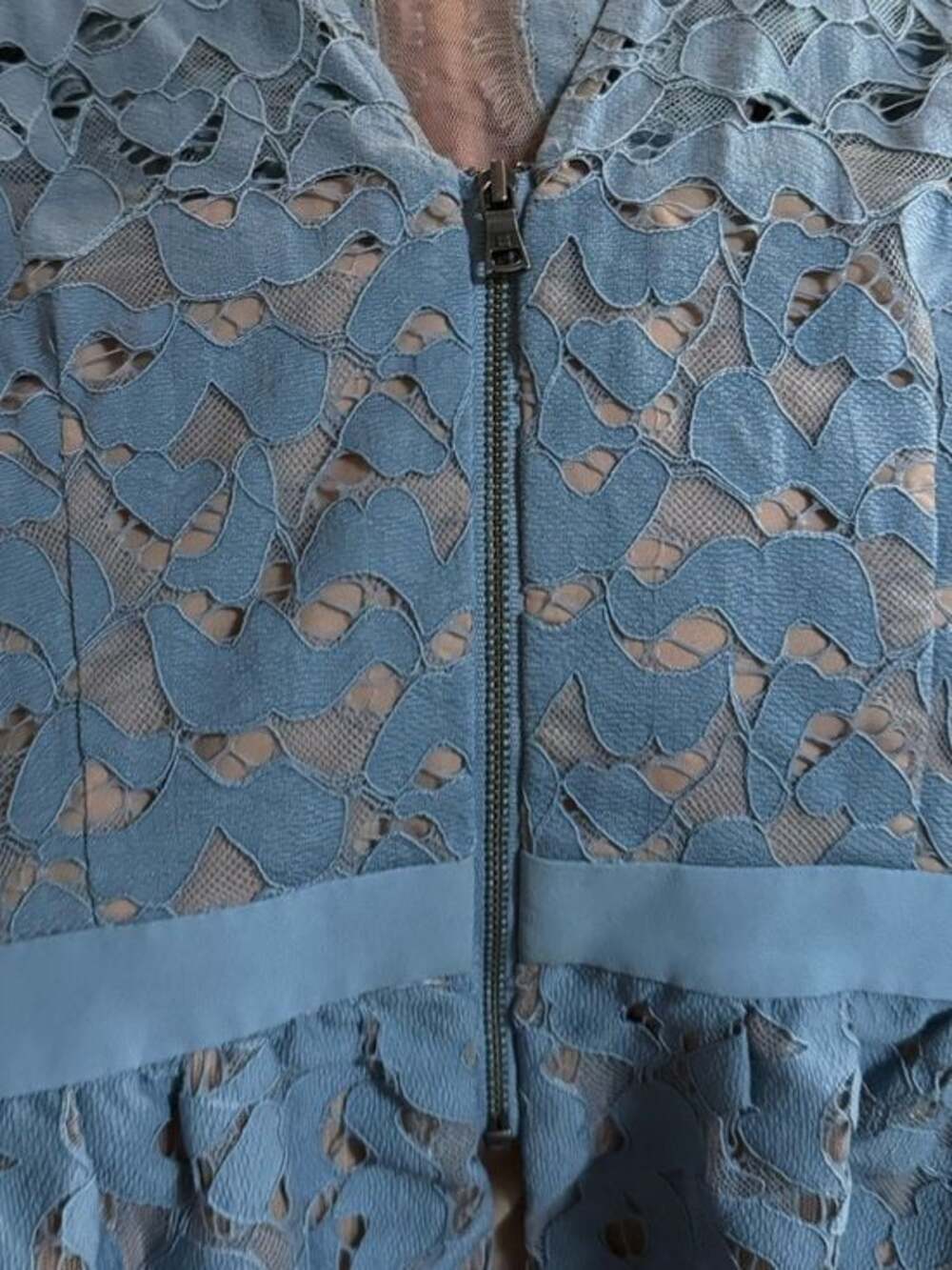 Gorgeous BCBG Lilia Scallop Lace Peplum Shadow Blue Top Coquette Romantic XS - Picture 5 of 8